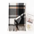 Sciarpa grande morbida a quadri in finto cashmere con nappe, nero e cammello. - 65*200cm / -7 Quadri nero e bianco