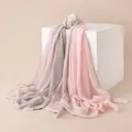 Hochwertiger, leichter Wollschal in Pink und Grau mit elegantem Fischgrätenmuster - Rand-Jacquard (FHY25-7065-5)