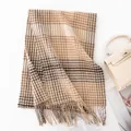 Écharpe en laine à carreaux beige et marron pour femmes avec des détails de franges élégants - Carreaux Beige Café