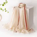 Eleganter cremefarbener Wollschal mit rotem Streifenrand und feiner Jacquard-Struktur - Jacquard Stil (FHY25-7088-1)