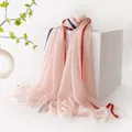 Minimalistischer pfirsichfarbener Wollschal mit elegantem rot-blauem Streifenrand für Damen - Jacquard Stil (FHY25-7088-2)