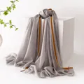 Eleganter grauer Wollschal mit Jacquard-Struktur und orange-braunem Randakzent. - Jacquard Stil (FHY25-7088-3)