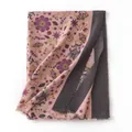 Elegante roze sjaal van imitatiekasjmier met bloemenprint, grijze rand en franjes dames - 65x190cm / Roze (FH23-5105-1)