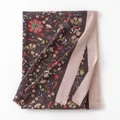 Elegante sjaal met vintage bloemenprint, zacht kasjmiergevoel en verfijnde franjes. - 65x190cm / Donkergrijs (FH23-5105-3)