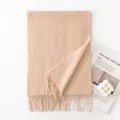 Écharpe luxueuse 100% cachemire beige élégante avec détails de franges raffinés - 30x180cm / Beige Perlé