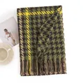 Κομψό πράσινο κασκόλ houndstooth με κίτρινες λεπτομέρειες και κρόσσια για το χειμώνα. - 65X200cm / Πράσινο του Γρασιδιού
