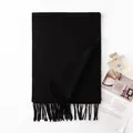 Weicher schwarzer Schal aus 100% reinem Kaschmir mit Fransen für elegantes Winterstyling - Schwarz