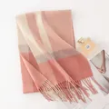 Luxuriöser rosa karierter Winterschal aus 100% Lammwolle mit weichen Fransendetails - Rosa Kaffee Karo