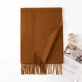 Eleganter einfarbiger karamellbrauner Kaschmirschal mit Fransen für den Winter - Goldenes Kamel