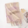 Luxuriöser Schal aus 100% Lammwolle in Rosa und Beige mit eleganten Fransenrändern - Licht Violett Weiß Kariert