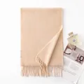 Weicher beigefarbener Kaschmirschal mit Fransendetails für elegantes Winterstyling - Cremeweiß