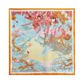 Pañuelo cuadrado de seda de morera con borde naranja e ilustración de paisajes compleja - 53*53cm / Bosque encantado naranja