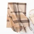 Elegante bufanda de lana a cuadros beige y marrón con flecos para el calor invernal - Cuadros Camello