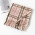 Weicher Winter-Schal aus Kaschmirimitat mit rosa-braunem Karomuster und Fransen. - 62*200cm / Rosa & Beige Kariert