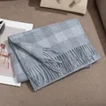 Hoogwaardige zachte winter wollen sjaal met ruitpatroon en kwastjes in lichtblauw kleur - Gestreepte Plaid (FHY24-7057) / Grijsblauw Plaid