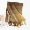 Eleganter maillardbrauner Wollschal mit Farbverlauf und Fransen für wohlige Winterwärme - Gelbgrün