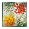 Eleganter quadratischer Seidenschal mit lebhaftem Blumendruck und dunkelgrünem Rand - Weißer Bunter Floral (FHZ24-9258-1)