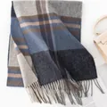 Écharpe épaisse en laine à carreaux bleue et grise avec d'élégantes finitions à franges. - Carreaux Gris Bleu