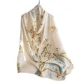 Elegante sciarpa in seta avorio con stampa di magnolie delicate e texture leggera. - 110*190cm / Fiore di Pera Beige (FHZ25-9610-1)