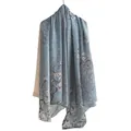 Elegante sciarpa in seta di gelso con stampa floreale bianca su sfondo blu-grigio - 110*190cm / Fiore di Prugno con Nebbia (FHZ25-9611-1)