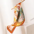 Eleganter Seidenschal aus Maulbeerseide mit bunten mythologischen Mustern und Lotos - 65*65 / Blume Fliegende Göttin Rostrot