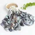 Elegante sciarpa in seta di gelso con stampa artistica a pittura a olio astratta in blu e bianco - 110*190cm / Jacquard Blu Lago Inchiostro (FHZ24-9142-1)