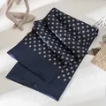 Bufanda de seda de morera premium para hombre en azul marino con estampado floral - 25*160cm / Azul (FHZ24-9160-1)