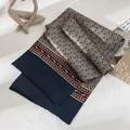 Bufanda de seda de morera para hombre en azul marino con elegante estampado geométrico - 25*160cm / Azul con Círculos (FHZ24-9159-1)