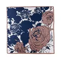 Elegante pañuelo cuadrado de seda para mujer con estampado de rosas grandes en azul y beige - 5930-1 Dusty Pink Floral / 90x90cm