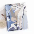 Zachte faux kasjmier sjaal met elegante abstracte blauwe en beige marmerpatronen. - Blauw