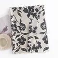 Elegante sjaal van imitatiekasjmier met klassieke zwarte bloemenprint op grijze basis - Beige Dierenprint