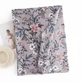 Elegante paarse imitatie kasjmier sjaal met een vintage camellia bloemenprint patroon - Paars Grijs