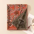 Vista dettagliata della stampa paisley double-face e della trama in seta e lana della sciarpa - Paisley Vintage Doppio Lato