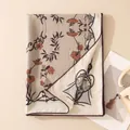 Dettaglio di una sciarpa in seta e lana con eleganti stampe floreali e funghi vintage - Vite di Rosa Bifacciale