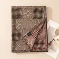 Vista dettagliata di sciarpa in seta e lana con intricati motivi geometrici etnici - Paisley Nero Bifacciale