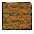 Traditionele Chinese zijden sjaal met groen landschapspatroon en warme oranje basis - Antiek Landschapsschilderij (FHZ24-9009-1) / 106*106cm / Antiek Landschapsschilderij