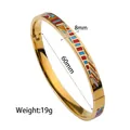 Vista detallada del brazalete de esmalte dorado con diámetro de 60mm y peso de 19g - 6mm de Ancho / Geométrico Colorido Goteo de Aceite (SZ701)