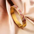 Eleganter 18 Karat vergoldeter Titanstahl-Armreif mit pinkem und lila Emaille-Blumenmuster - Rosa Lila Abstrakt (FLSZ005-2)