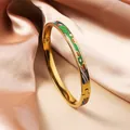 Elegante brazalete de esmalte de acero de titanio con chapado en oro de 18K floral - 6mm de Ancho / Verde Blanco Azul Naranja Floral Geométrico (SZ713)