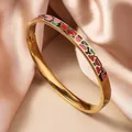 Brazalete de acero de titanio chapado en oro de 18K con flores de esmalte colorido - 6mm de Ancho / Rojo Rosa Floral Geométrico (SZ709)