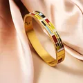 Elegante brazalete de acero bañado en oro de 18K con patrón geométrico de esmalte - Ancho de 10mm / Negro Blanco Amarillo Rojo Azul Geométrico (SZ727)