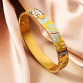 Elegante brazalete de acero chapado en oro de 18K con motivo floral de esmalte de colores. - Ancho de 10mm / Amarillo Azul Blanco Rosa Floral Geométrico (SZ721)