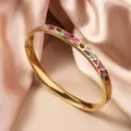 Brazalete de acero al titanio chapado en oro de 18K con flores de esmalte de colores - 6mm de Ancho / Rojo Oscuro Rojo Rosa Floral Geométrico (SZ708)