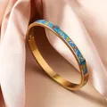 Elegante brazalete de acero de titanio chapado en oro de 18K con flores de esmalte azul. - 6mm de Ancho / Azul Patrón Colorido (SZ716)