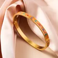 Brazalete de acero de titanio chapado en oro de 18K con motivo de flores de esmalte - 6mm de Ancho / Base Naranja Flores Coloridas (SZ714)
