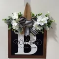 Personalized wooden front door welcome sign featuring letter B and floral accents - 30x30cm / Letter B