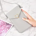 Grijze slanke crossbody telefoontas met gouden hartsluiting en touchscreen functie. - Lichtgrijs