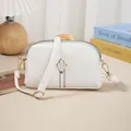 Sac bandoulière blanc élégant avec breloque tulipe et double fermeture éclair. - Blanc