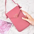 Slanke roze touchscreen telefoontas crossbody voorzien van een gouden hartvormige gesp - Rubberroze