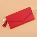 Elegante cartera larga roja para mujer con colgante de corazón y detalle de borla - Rojo